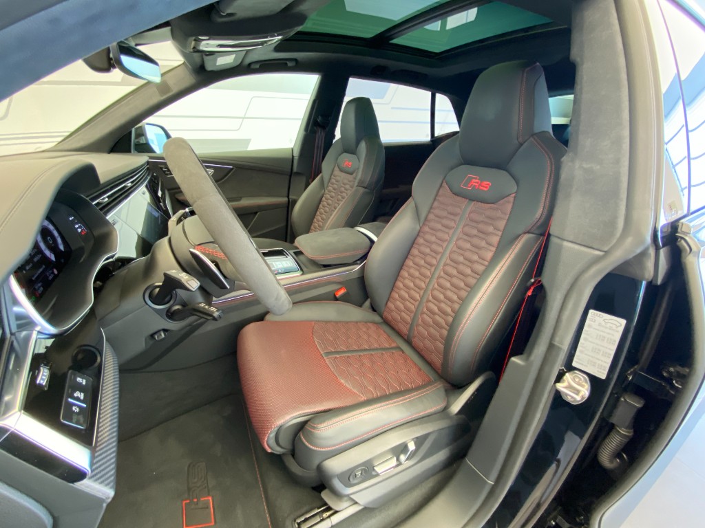 AUDI RSQ8 PERFORMANCE | FACELIFT | SKLADEM | V8 BITURBO 640 KONÍ | VIP SLEVA | SUPER SPORTOVNÍ SUV COUPÉ | černá Mythos | černo-červená kůže | karbon dekorace | keramické brzdy | plná výbava | české předváděcí auto | nákup online | AUTOiBUY.com